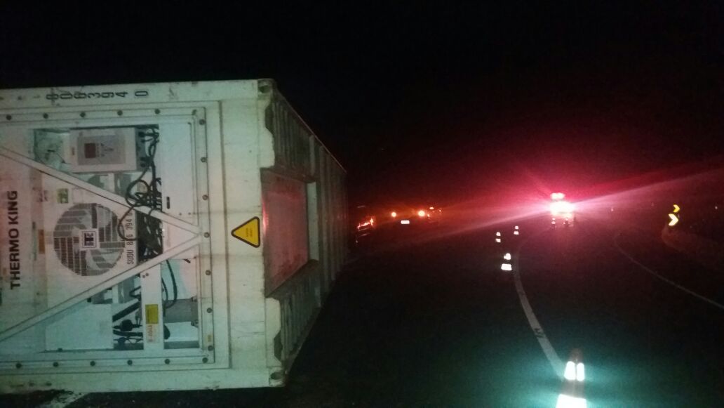 Carreta tomba 27 toneladas de frangos congelados na BR 376 em Mauá