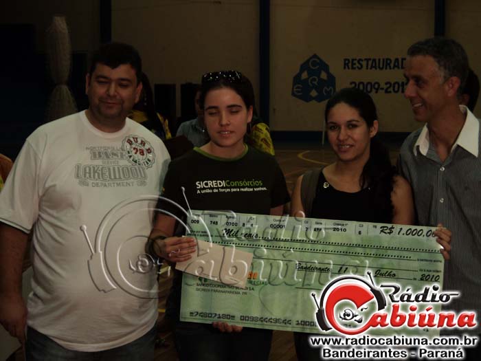 Taisa 1º lugar feminino recebe premio das maos de Mauro e Manoel do Sicredi