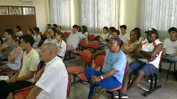 alunos_do_mailon_acompanhando_a_sessao_da_camara_de_bandeirantes