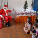 criancas_da_escola_zulmira_recebe_presentes_do_papai_noel