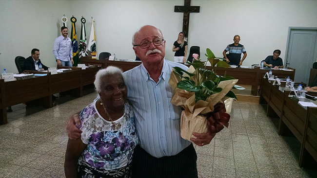 Sra. Arcidilia Dias entrega flores ao vereador Zé Fernandes