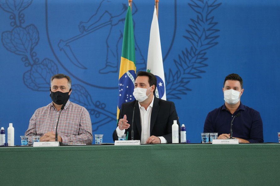 O governador Carlos Massa Ratinho Junior apresenta nesta sexta-feira (26), no Palácio Iguaçu, um panorama do cenário da pandemia no Estado e anuncia novas medidas de enfrentamento ao coronavírus, acompanhado do secretário da Saúde, Beto Preto e do chefe da Casa Civil, Guto Silva.<br /> Curitiba, 26/02/2021. Foto: Geraldo Bubniak/AEN