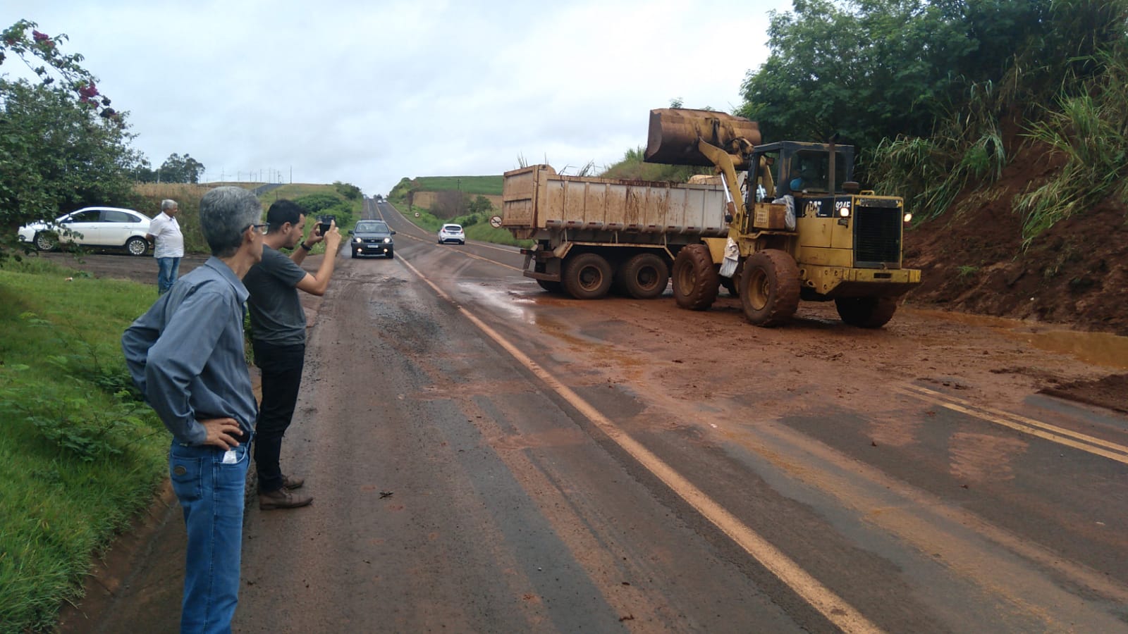 prefeito Jaelson acompanhou trabalho de limpeza da pista 