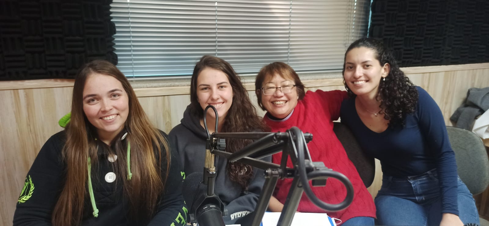 Gabriela Hoita Macedo - Giovana Augusto Zamboni - Maria Eduarda Silva Gois e professora Claudia Yurita Tahemiro